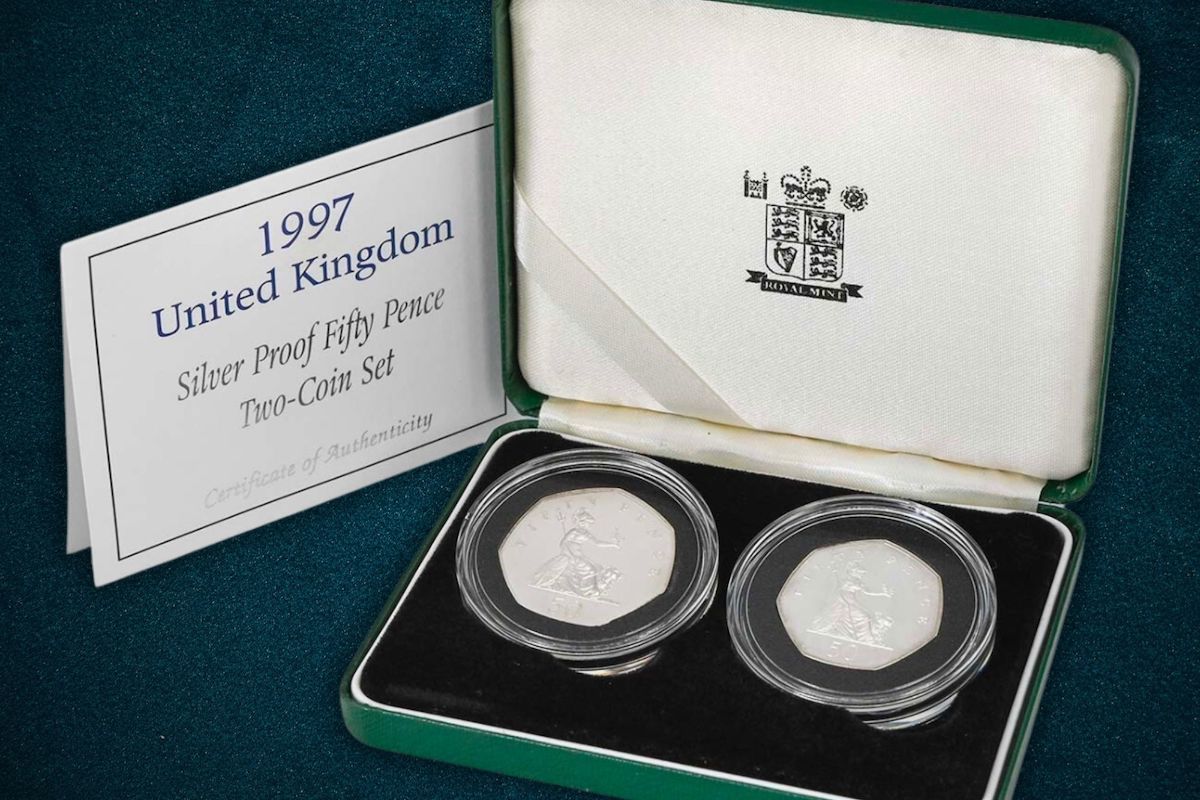 This sterling silver proof 1997 collector's 50p set contains a small 50p and a large 50p, both dated 1997.