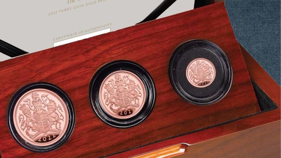 Close up image of the 2022 Sovereign, Half Sovereign and Quarter Sovereign in a three coin set.