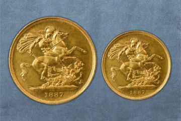 Thumbnail image of a Double Sovereign and a full Sovereign: size comparison.
