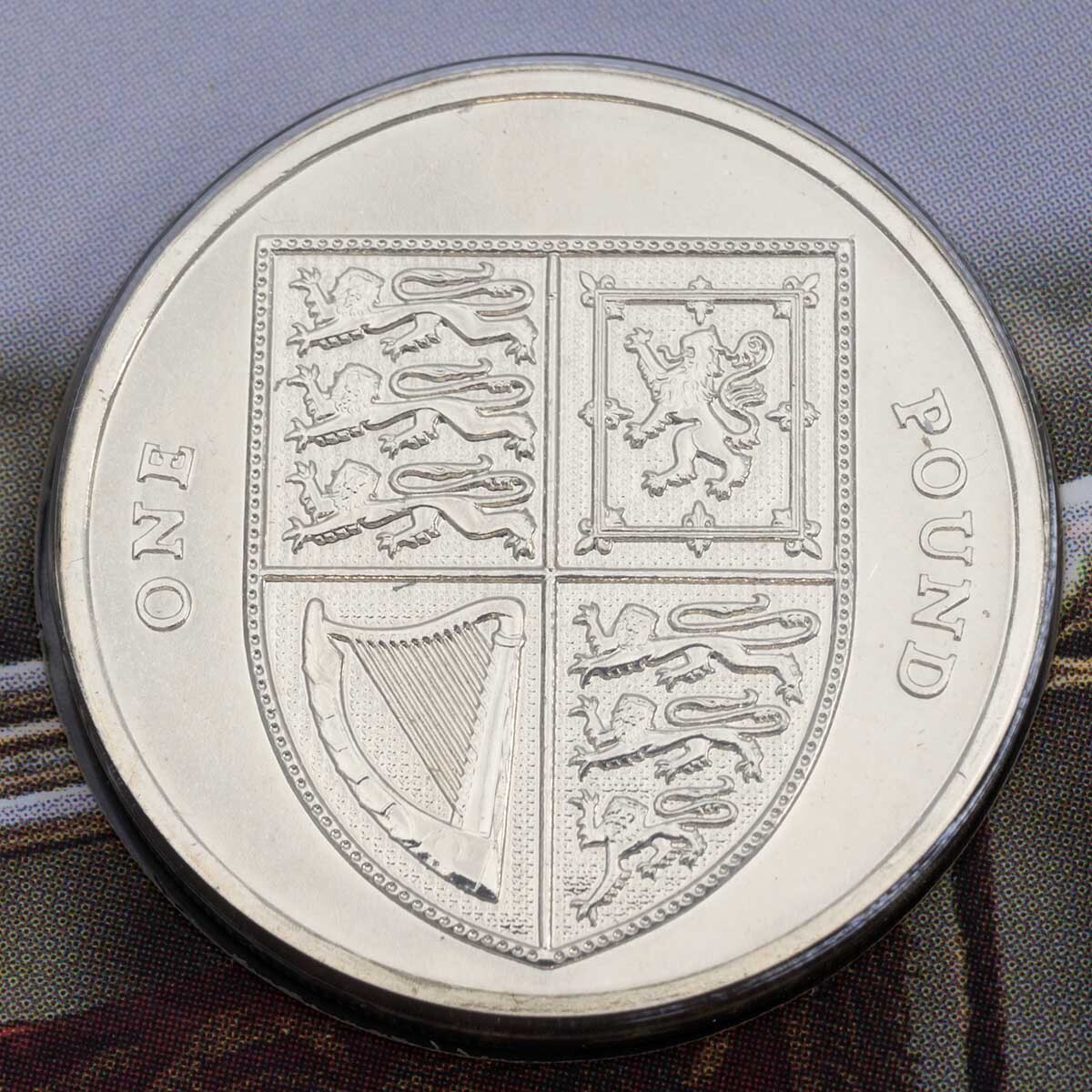UK09BU 2009 Royal Arms Shield One Pound Brilliant Uncirculated Mint Pack Coin reverse image