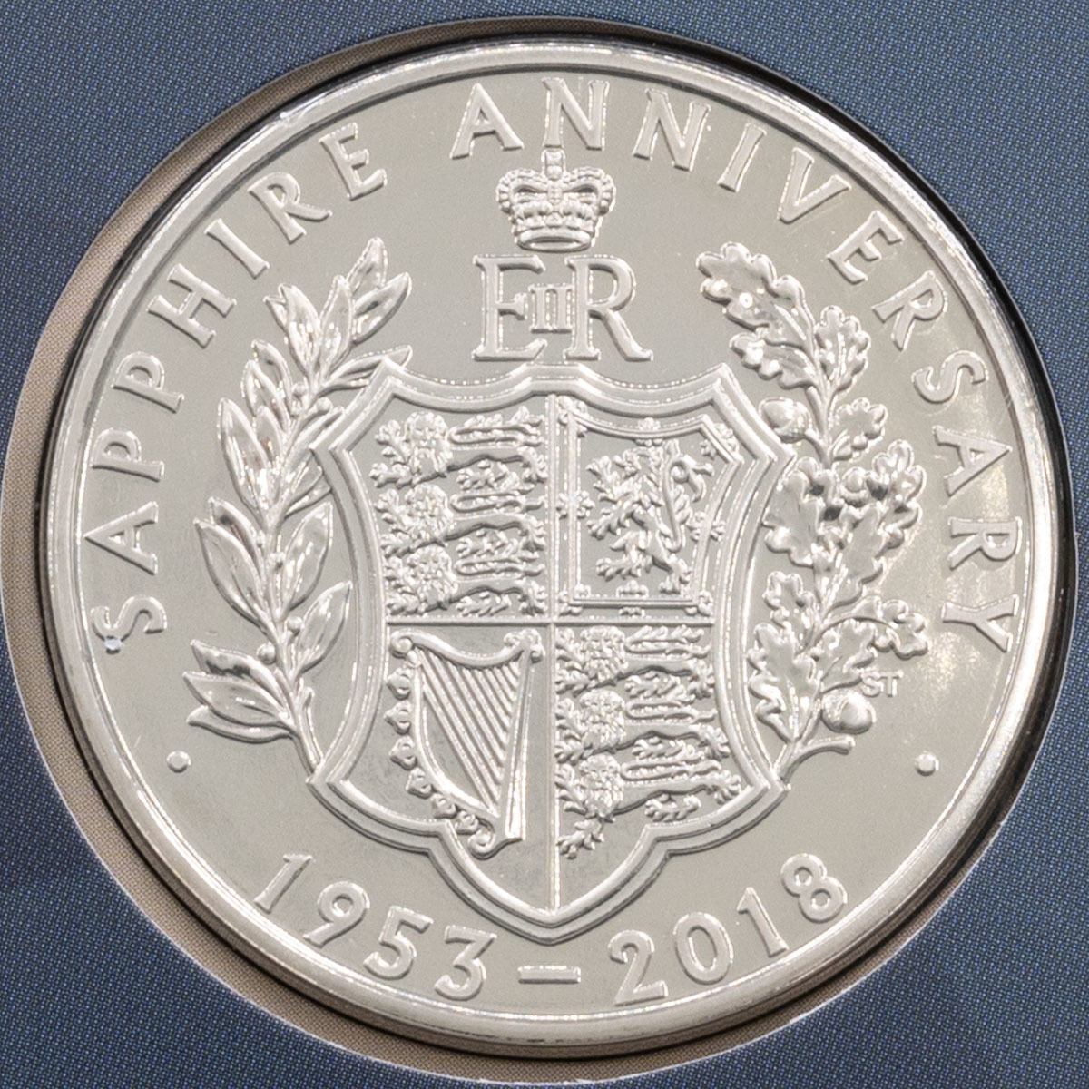 UK18SCBU 2018 Queen Elizabeth II Coronation 65th Sapphire Anniversary Five Pound Crown Brilliant Uncirculated Coin In Folder Reverse