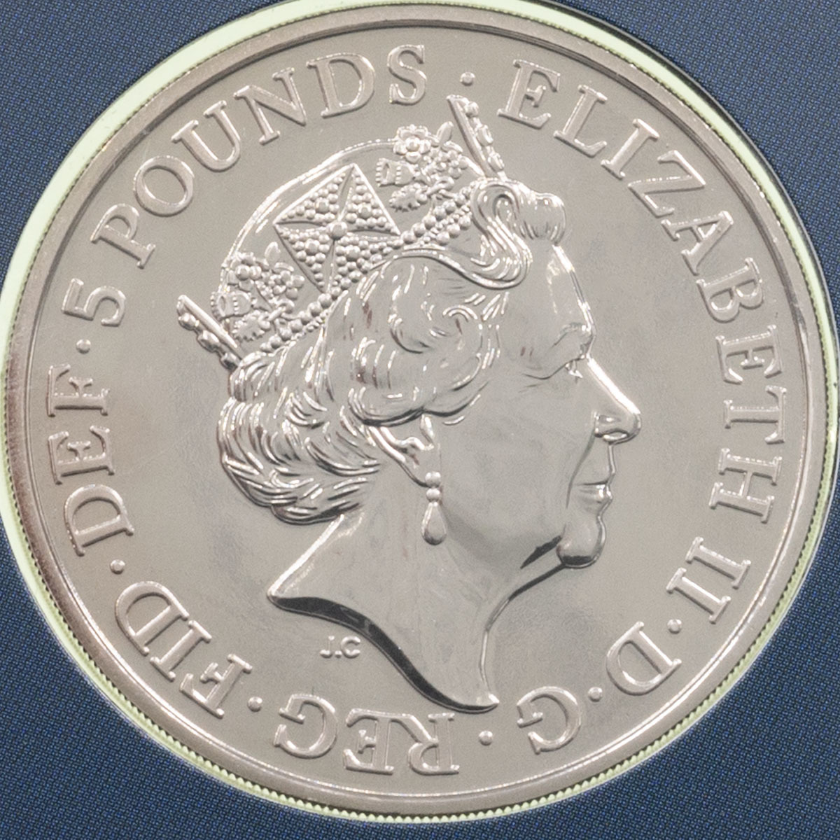 UK18SCBU 2018 Queen Elizabeth II Coronation 65th Sapphire Anniversary Five Pound Crown Brilliant Uncirculated Coin In Folder Obverse