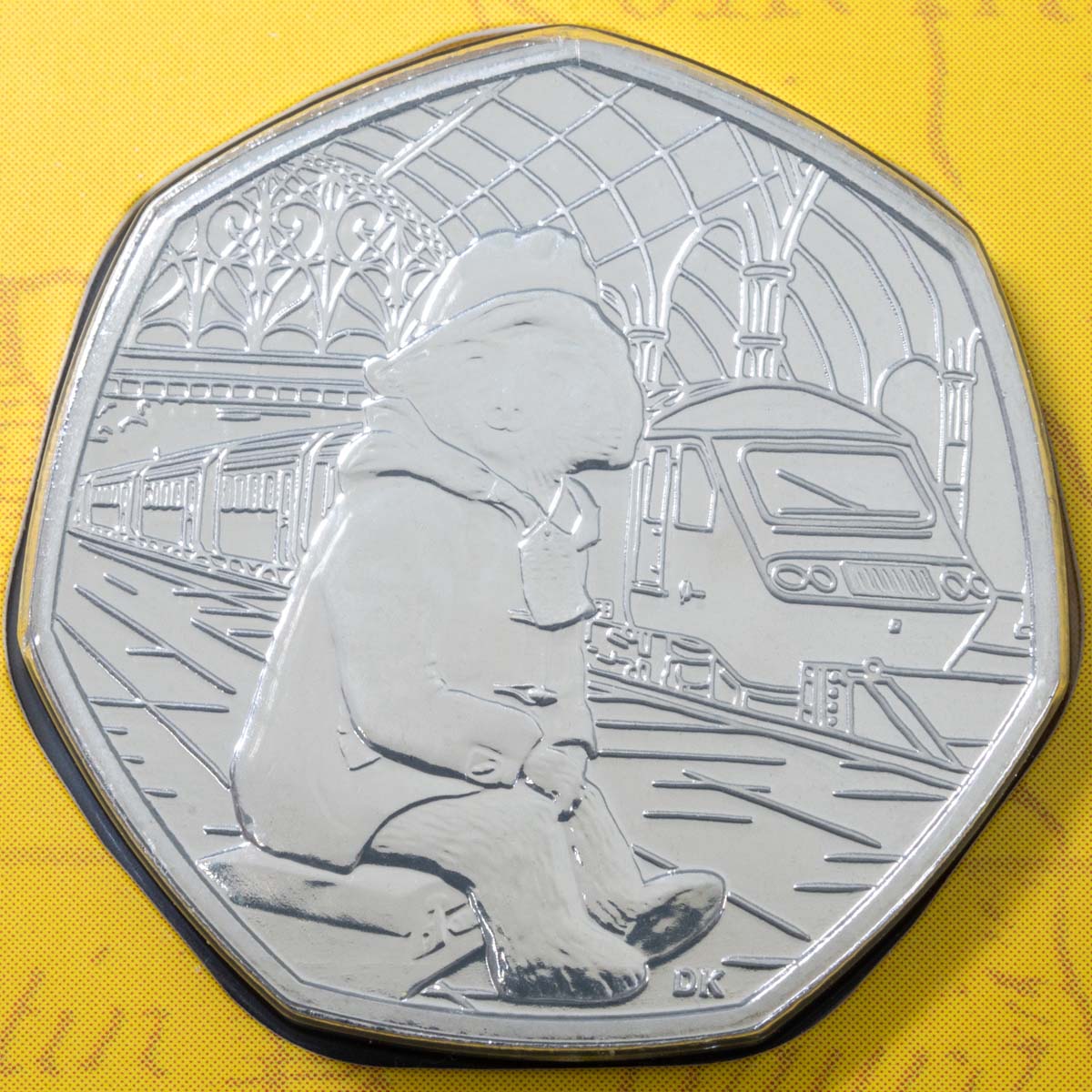 UK18P2BU 2018 Paddington Bear At The Station Fifty Pence Brilliant Uncirculated Coin In Folder Reverse