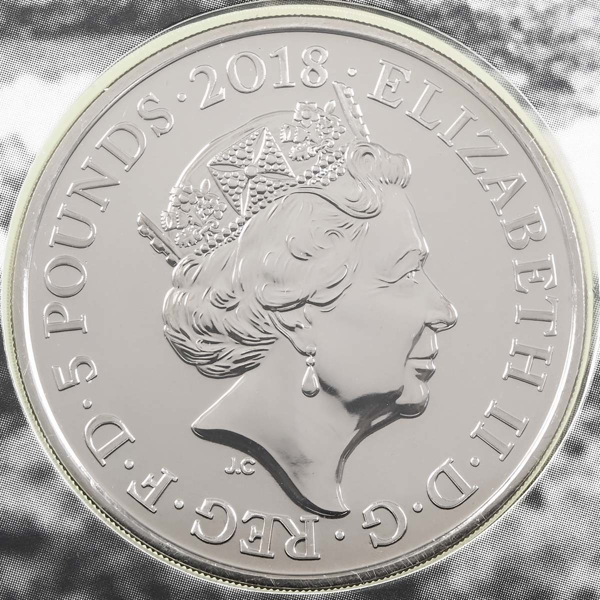UK18RDBU 2018 Remembrance Day Five Pound Crown Brilliant Uncirculated Coin In Folder Obverse