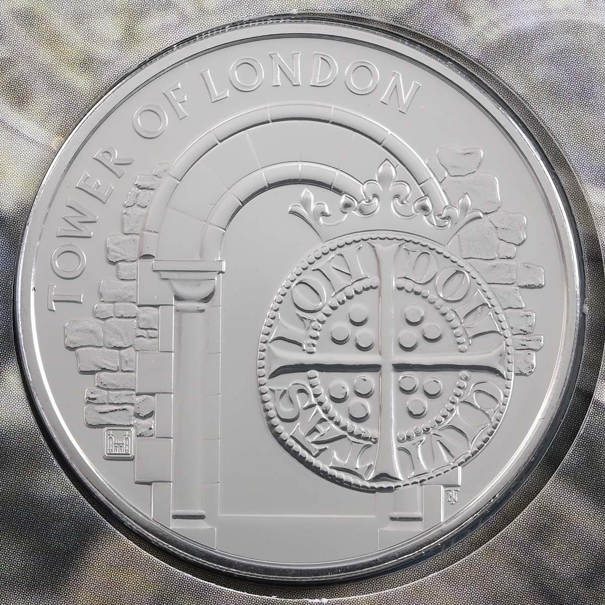UK20RMBU 2020 Tower Of London Royal Mint Five Pound Crown Brilliant Uncirculated Coin In Folder Reverse