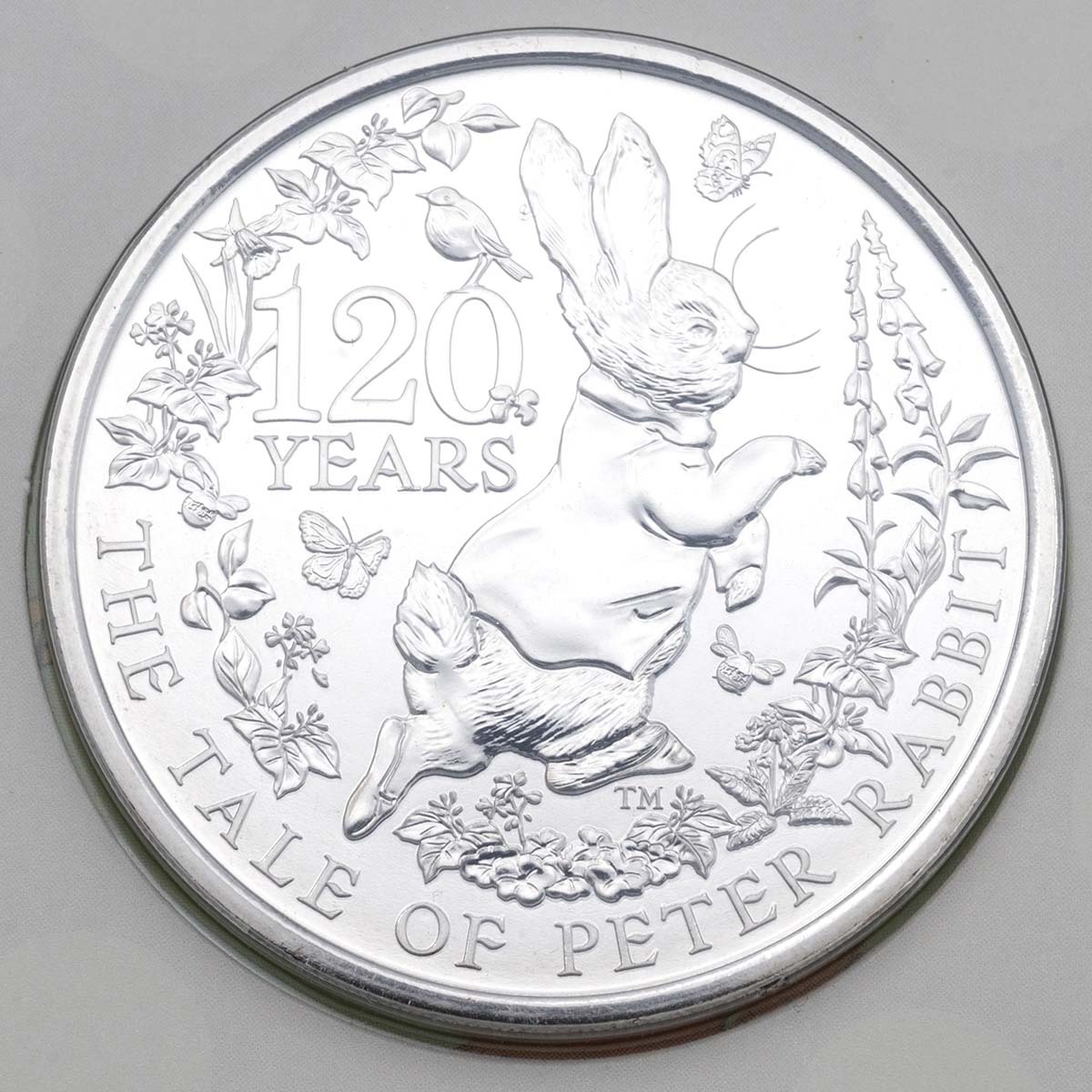 Reverse of UK22PRBU 2022 Peter Rabbit Five Pound Brilliant Uncirculated Beatrix Potter Mint Pack Coin