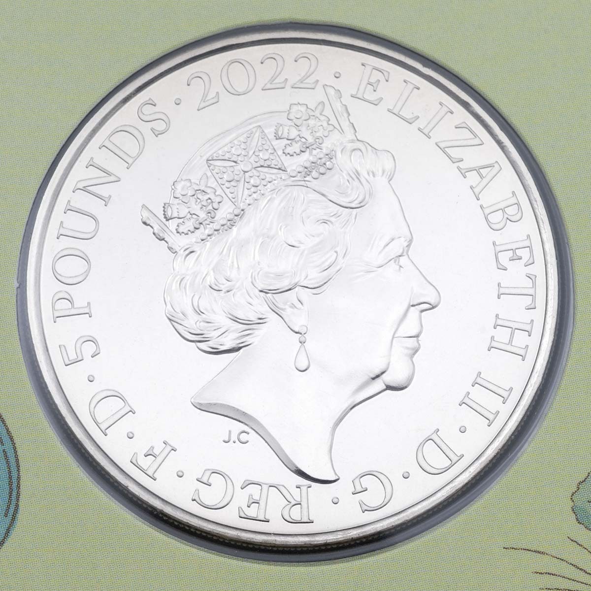 UK22PRBU 2022 Peter Rabbit Five Pound Brilliant Uncirculated Beatrix Potter Mint Pack Coin obverse