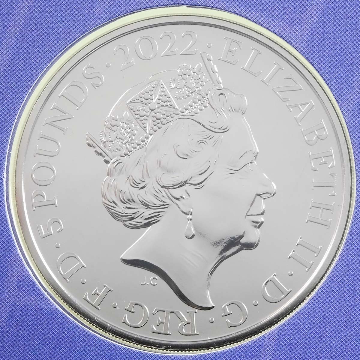 UK22QHBU 2022 Queen Elizabeth II Reign Honours And Investitures Five Pound Crown Brilliant Uncirculated Coin In Folder Obverse