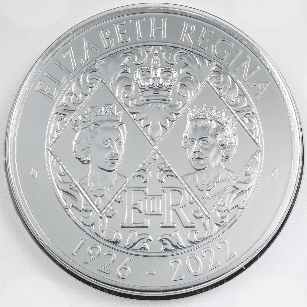UK22QMBU 2022 Elizabeth II Memorial £5 Crown Brilliant Uncirculated Coin In Folder Reverse