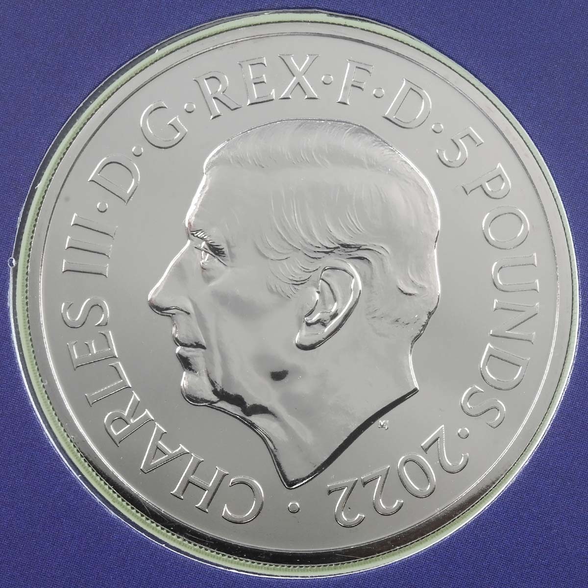 UK22QMBU 2022 Elizabeth II Memorial £5 Crown Brilliant Uncirculated Coin In Folder Obverse