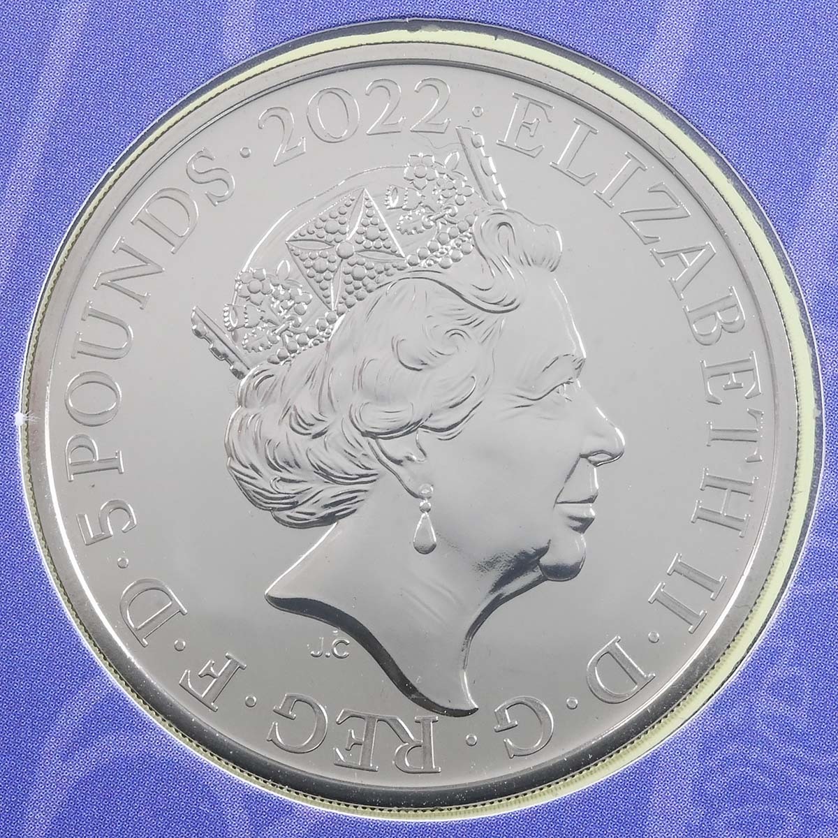 UK22QPBU 2022 Queen Elizabeth II Reign Charity And Patronage £5 Crown Brilliant Uncirculated In Folder Obverse