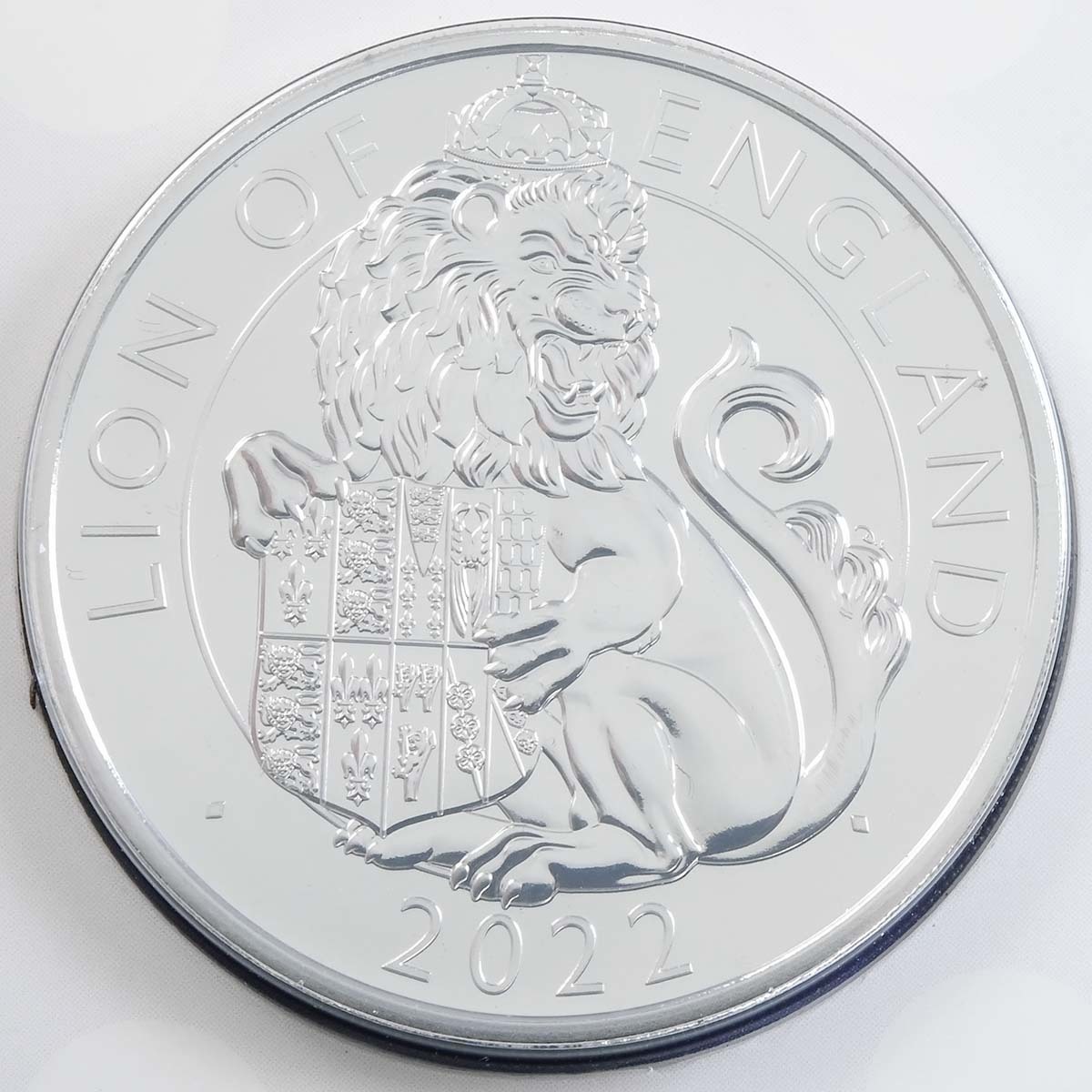 UK22TLEBU 2022 Tudor Beasts Lion Of England £5 Crown Brilliant Uncirculated In Folder Reverse