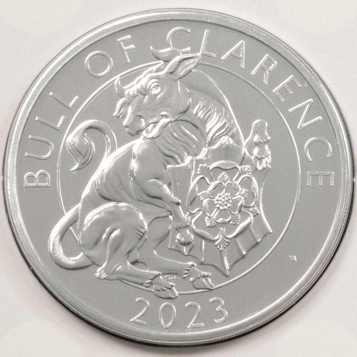 UK23BCBU 2023 Tudor Beasts Bull Of Clarence Five Pound Brilliant Uncirculated Coin In Folder Reverse