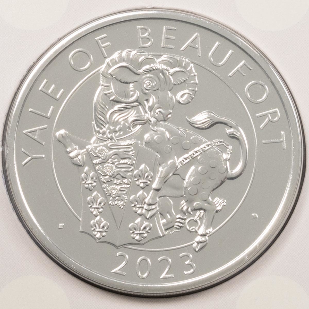 UK23TYBBU 2023 Tudor Beasts Yale Of Beaufort Five Pound Brilliant Uncirculated Coin In Folder Reverse